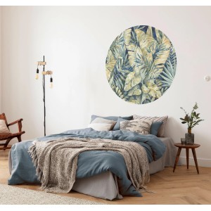 Selbstklebende, runde Komar Vliesfototapete Dot Feuilles Tropicales mit tropischen Blättern im Schlafzimmer.