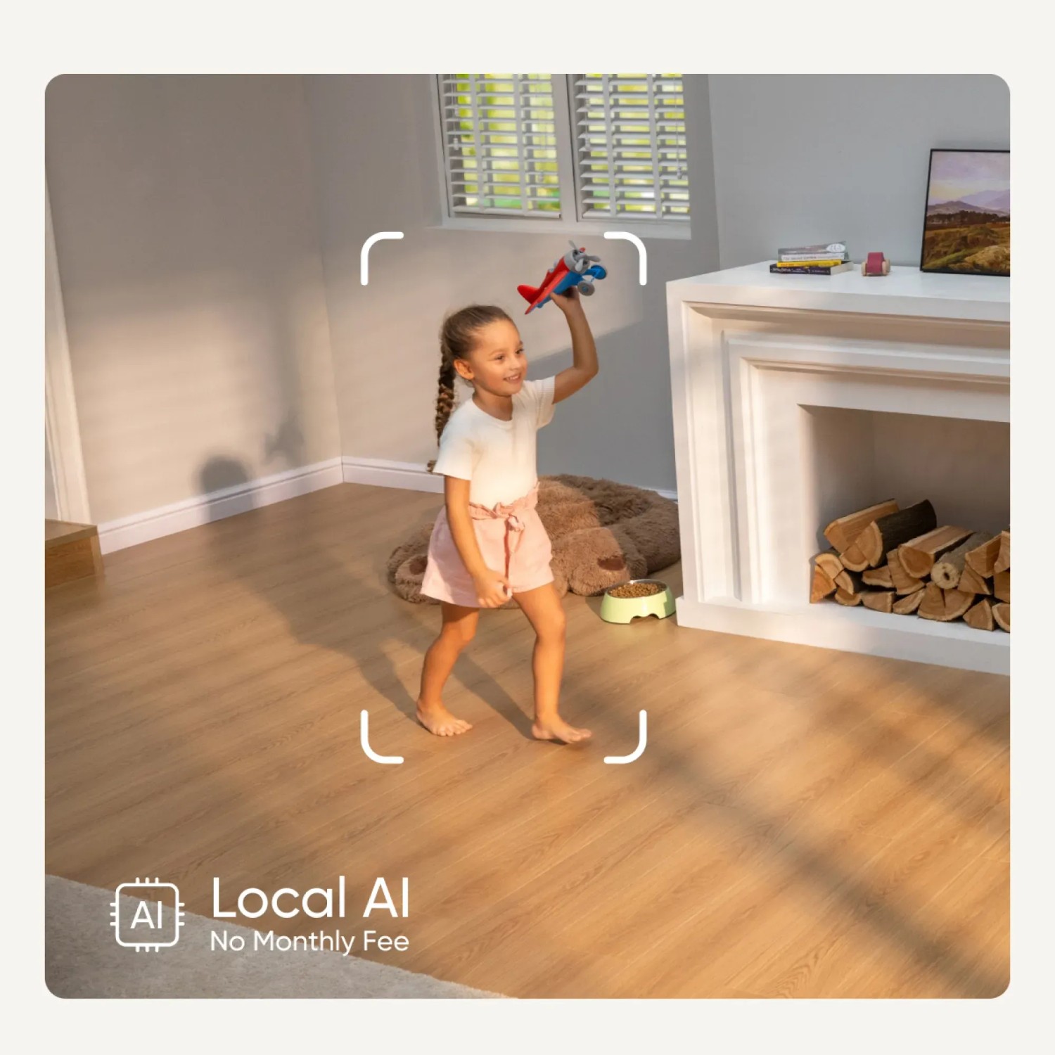 Eufy S350 Innenkamera mit Kind, das im Wohnzimmer mit Spielzeugflugzeug spielt.