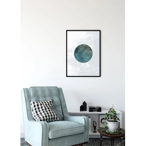 Komar Wandbild Solum Orbis, 30x40 cm, mit abstraktem, blau-grünem Kreis in schwarzem Rahmen.