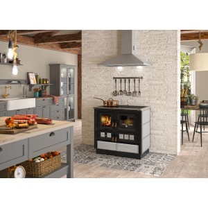 Justus Küchenofen Rustico 90 2.0 Speckstein Schwarz 7 kW in Landhausküche.