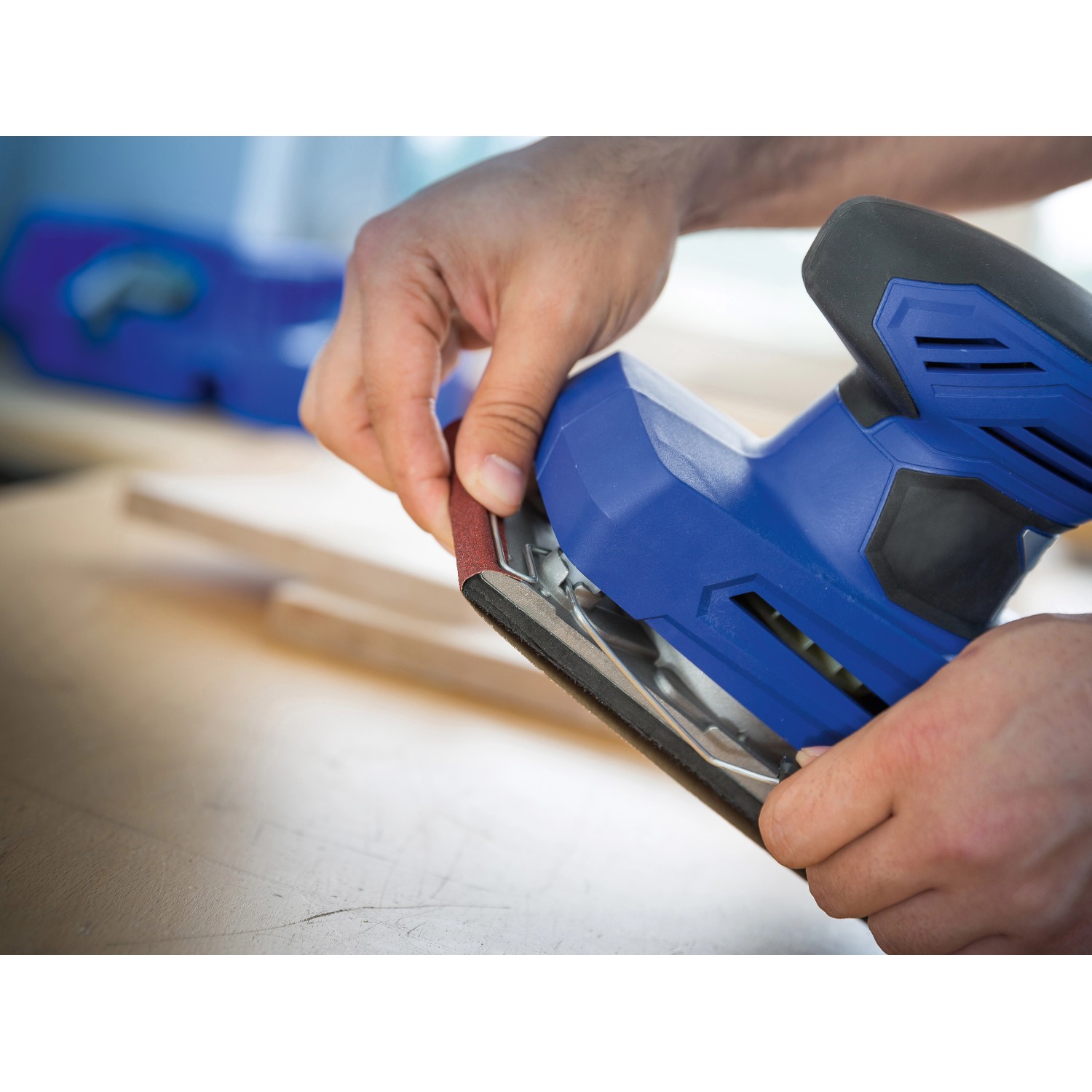 Schwingschleifer mit LUX Schleifstreifen K180 beim Schleifen von Holz.