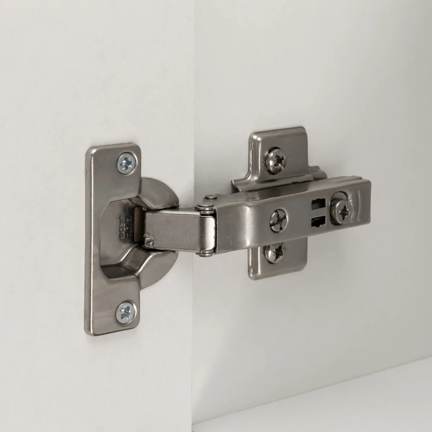 Detailaufnahme: Scharnier an weißem Held Möbel Eckunterschrank Sorrento.