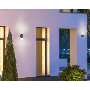 Anthrazitfarbene Trio Hoosic Außenwandleuchte mit Bewegungsmelder, 2-flammig, an Hauswand.