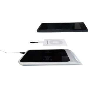 Adapter für induktives Laden mit Micro-USB und Smartphone auf Ladestation.