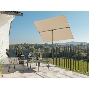 Rechteckiger, beiger Schneider Balkonschirm Avellino 130x180 cm auf einem Balkon mit Möbeln.