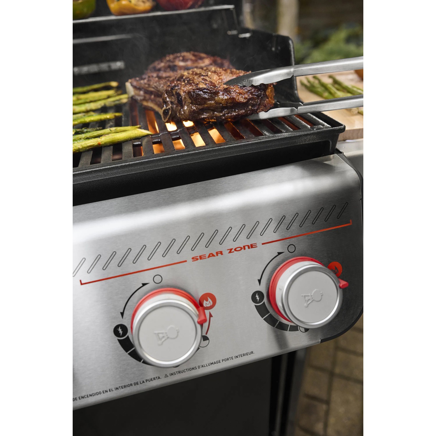 Weber Spirit EP-425 GBS Gasgrill mit Steak auf Grillrost und Sear Zone Regler.
