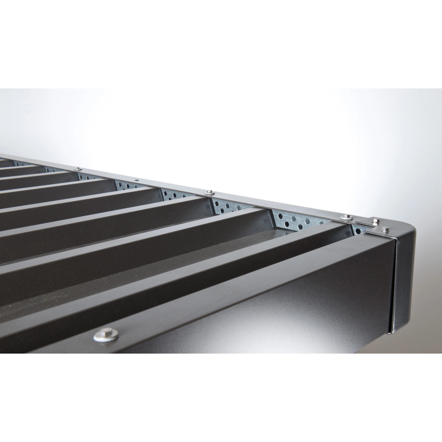 Detailansicht des Biohort HighLine Gerätehauses in Quarzgrau-Metallic, Fokus auf die Metallkonstruktion.