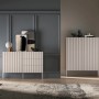 Modernes Selsey Sideboard Derriva 113 cm in Kaschmir mit gerillten Fronten, 3 Schubladen und Fächern. Elegante Kommode.