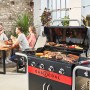 Char-Broil Gas2Coal 2.0 Hybridgrill mit 4 Brennern beim Grillen mit Freunden.