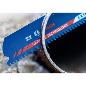 Bosch Expert S 1155 CHC Säbelsägeblatt schneidet ein Metallrohr.