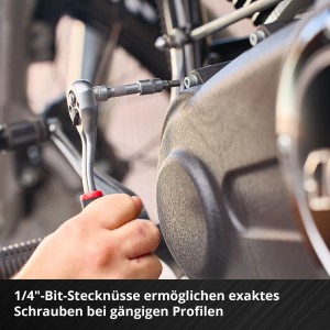 Einhell Werkzeugkoffer KFZ: Schrauben mit Ratsche und Bit-Stecknuss am Motor.