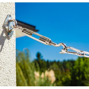 Detailaufnahme Befestigungsset für Sonnensegel mit Halteöse, Spannanker und Karabinerhaken.