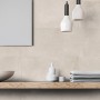 Beige Bodenfliese Feinsteinzeug, 60x30 cm, matt, im Badezimmer an der Wand verlegt.