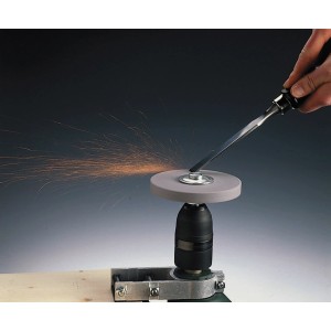 LUX Aufspanndorn 13 mm M10 mit Schleifscheibe im Einsatz an einer Bohrmaschine.