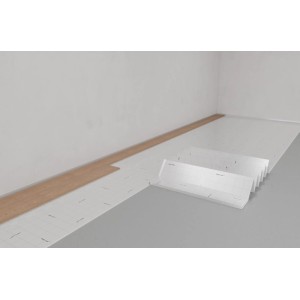 Weiße Selitac Trittschalldämmung Basic+ 1,6 mm unter Laminat auf grauem Boden, für einfache Verlegung.