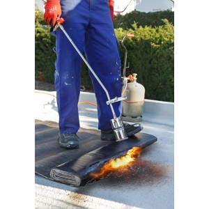 Anwärmbrenner-Set RoMaxi von Rothenberger Industrial im Einsatz beim Verschweißen von Bitumenbahnen.