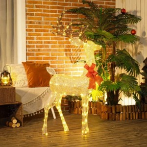 Goldenes LED Rentier mit roter Schleife, beleuchtet, als festliche Weihnachtsdekoration für Garten oder Terrasse.