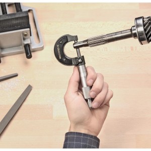 LUX Micrometer Comfort bei der Messung eines Werkstücks. Präzises Messwerkzeug für den Heimwerker.