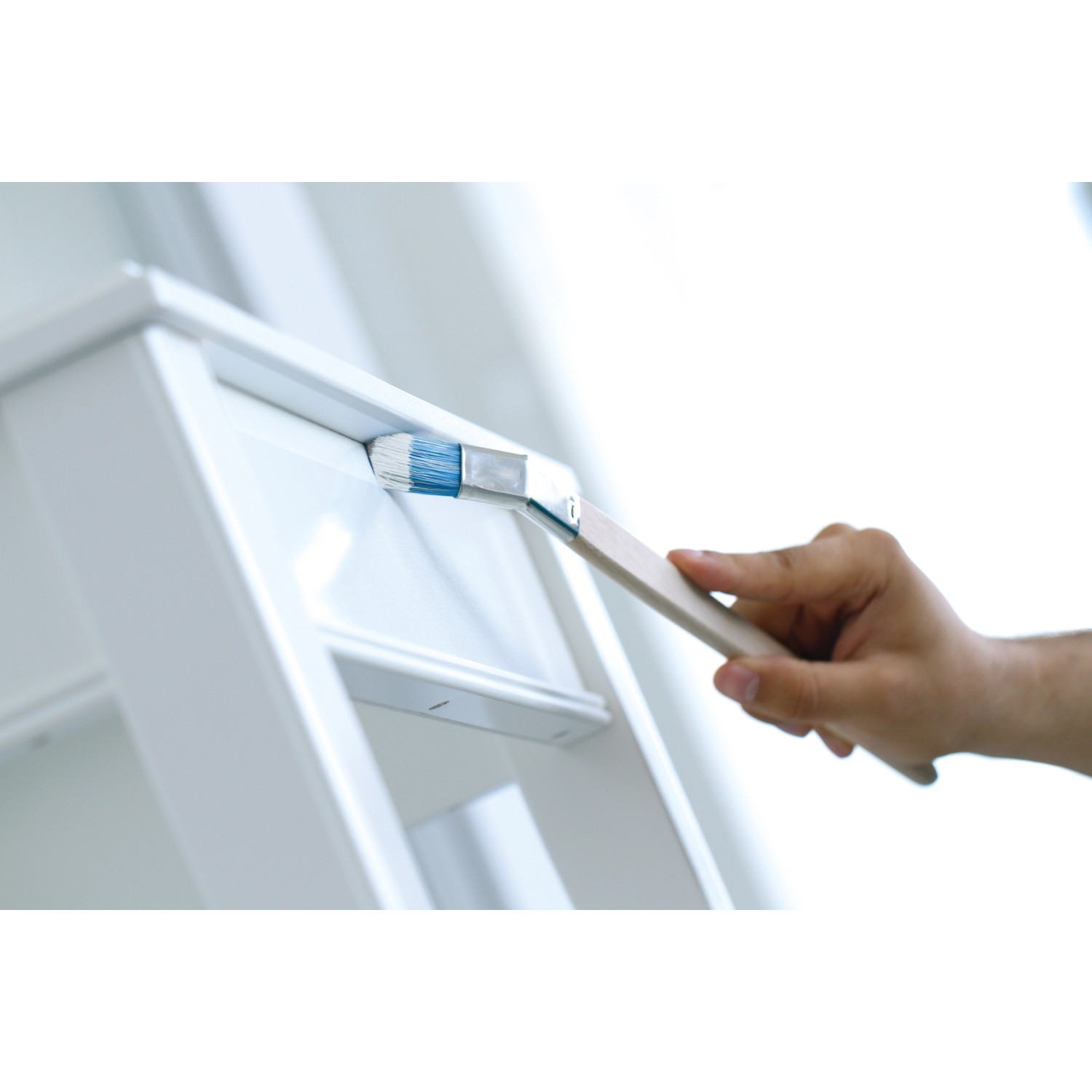 Lackierarbeiten mit LUX Plattpinsel 20 mm: Gebogener Pinsel für präzise Anstriche.