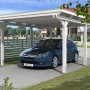 Weißer Skan Holz Carport Emsland mit Auto. Einzelcarport aus Leimholz mit flachem Dach und sechs Pfosten.