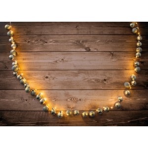 Goldene Näve LED Lichterkette mit Kugeln als Weihnachtsdeko für den Außenbereich.
