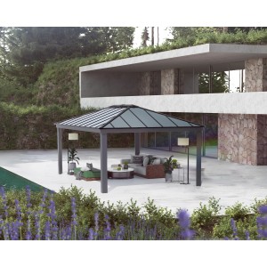Anthrazitfarbener Palram Canopia Dallas Gartenpavillon mit Walmdach und Sitzgruppe im Garten.