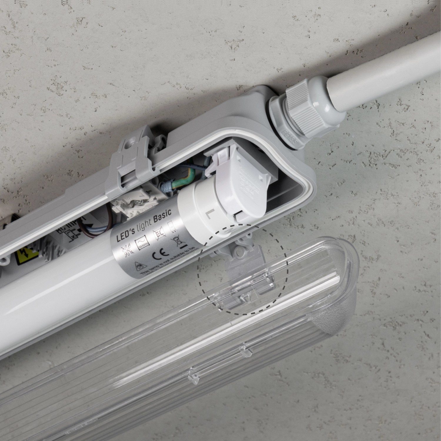 Graue LED-Feuchtraumleuchte (17,5 W) mit Rohr, montiert an einer Decke.