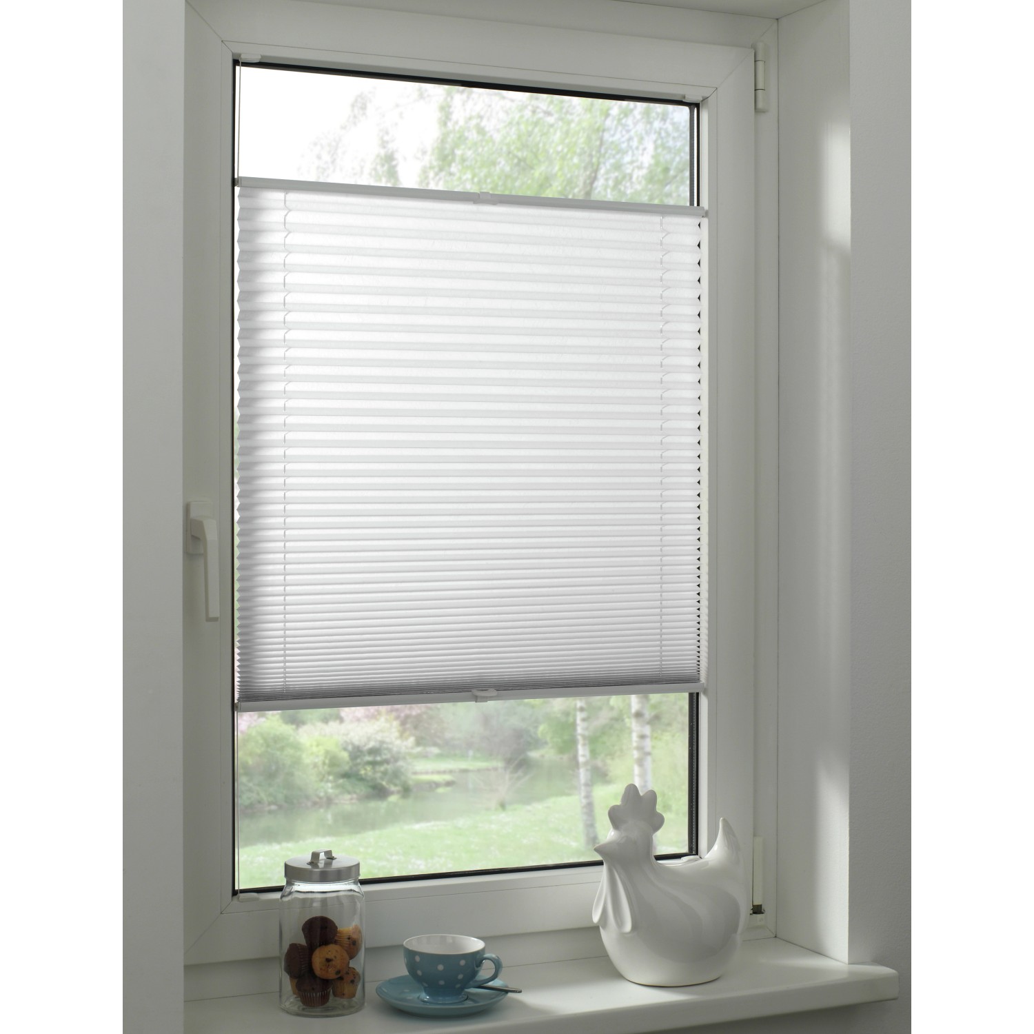 Weißes Gardinia Plissee Concept Tageslicht, 70x130 cm, am Fenster montiert.