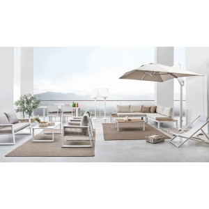 Bizzotto Ampelschirm EDEN, 400x400 cm, beige, über einer Lounge-Gruppe auf einer Terrasse.