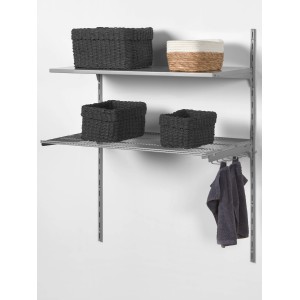 Regalsystem mit Metall-Hakenschiene, 35 cm, weiß-alu, mit Körben und Handtüchern.