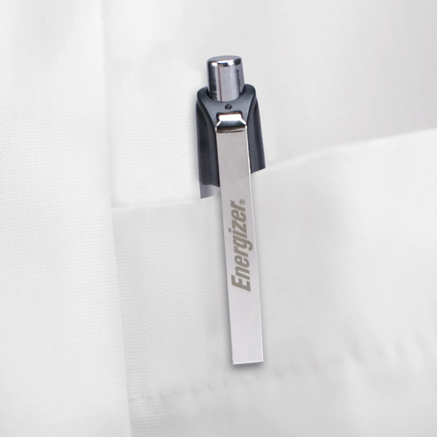 Energizer Metal Penlight Taschenlampe mit Clip in Hemdtasche.