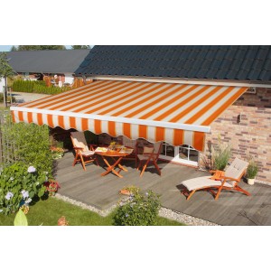 Gelenkarmmarkise, 400x300 cm, beige-orange gestreift, über einer Terrasse mit Gartenmöbeln.