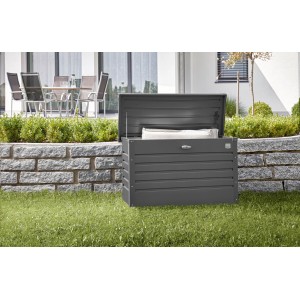Geöffnete, dunkelgraue Biohort Freizeitbox 100 im Garten. Universalbox aus Metall für Gartenutensilien.