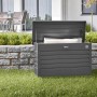 Geöffnete, dunkelgraue Biohort Freizeitbox 100 im Garten. Universalbox aus Metall für Gartenutensilien.