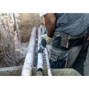 Handwerker sägt Metallrohr mit Bosch Expert Säbelsägeblatt S 955 CHC.