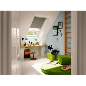 Graues Velux Verdunkelungsrollo DKL C02 0705S im Kinderzimmer unter dem Dachfenster.