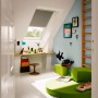 Graues Velux Verdunkelungsrollo DKL C02 0705S im Kinderzimmer unter dem Dachfenster.