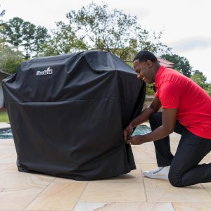 Schwarze Char-Broil Grillabdeckung für 3-4 Brenner Gasgrills im Einsatz.
