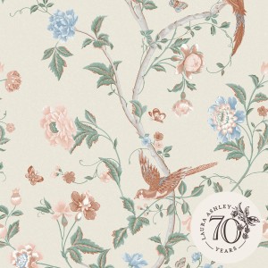 Laura Ashley Vliestapete Summer Palace mit Blumen, Vögeln und Schmetterlingen in Beige, Apricot und Salbei.