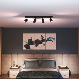 Schwarzer Philips LED-Spot Wyatt mit 4 schwenkbaren Aluminium-Leuchten an der Decke eines Schlafzimmers.
