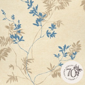 Laura Ashley Vliestapete Mari Gold mit Blattmotiv in Blau und Gold auf beigem Grund.