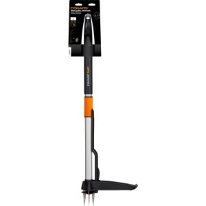 Fiskars Smartfit Teleskop-Unkrautstecher für rückenschonendes Unkraut entfernen im Garten.