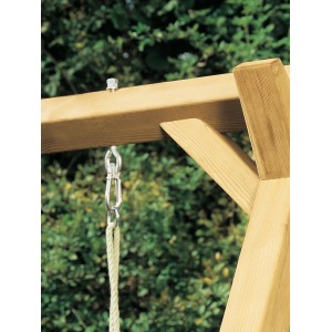 Winnetoo Schaukelhaken aus verzinktem Metall mit Karabiner an einem Holzbalken.