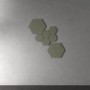 Olivefarbene Akustikpaneele in Hexagonform, 3er Set, zur Wandmontage.