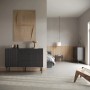 Selsey Sideboard Nolie in Portland-Esche Schwarz. Eintürige Kommode mit drei Schubladen, geriffelter Front und Holzbeinen im Japandi-Stil.