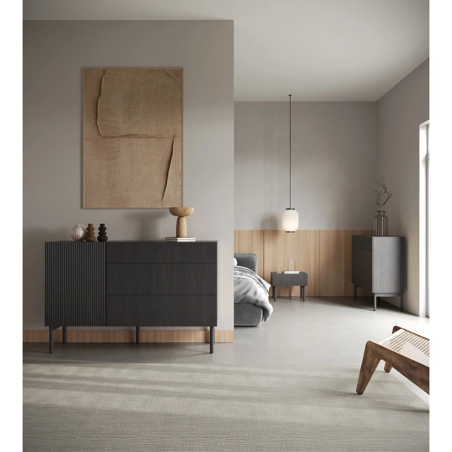 Selsey Sideboard Nolie in Portland-Esche Schwarz. Eintürige Kommode mit drei Schubladen, geriffelter Front und Holzbeinen im Japandi-Stil.