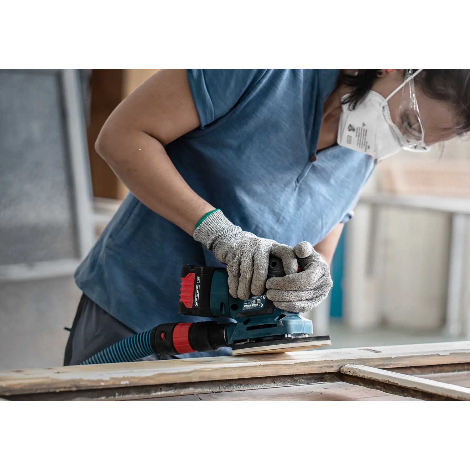 Bosch Expert Schleifblatt C470 K320, 10 Stück, im Einsatz mit Schwingschleifer auf Holz.