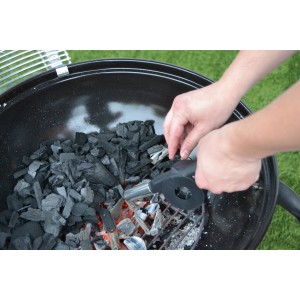 Handgebläse zum Anzünden von Holzkohle im Grill. Grillutensil mit Metallspitze.