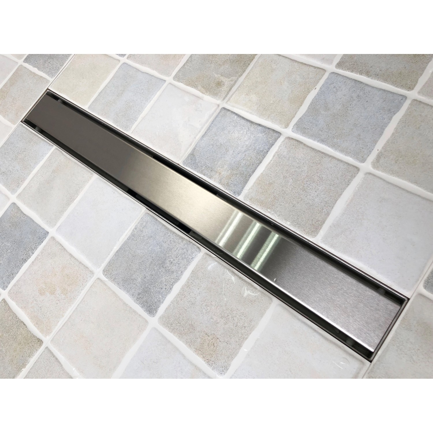 Verosan+ Duschrinne Lech 70 cm aus Edelstahl, eingebaut im Badezimmer.