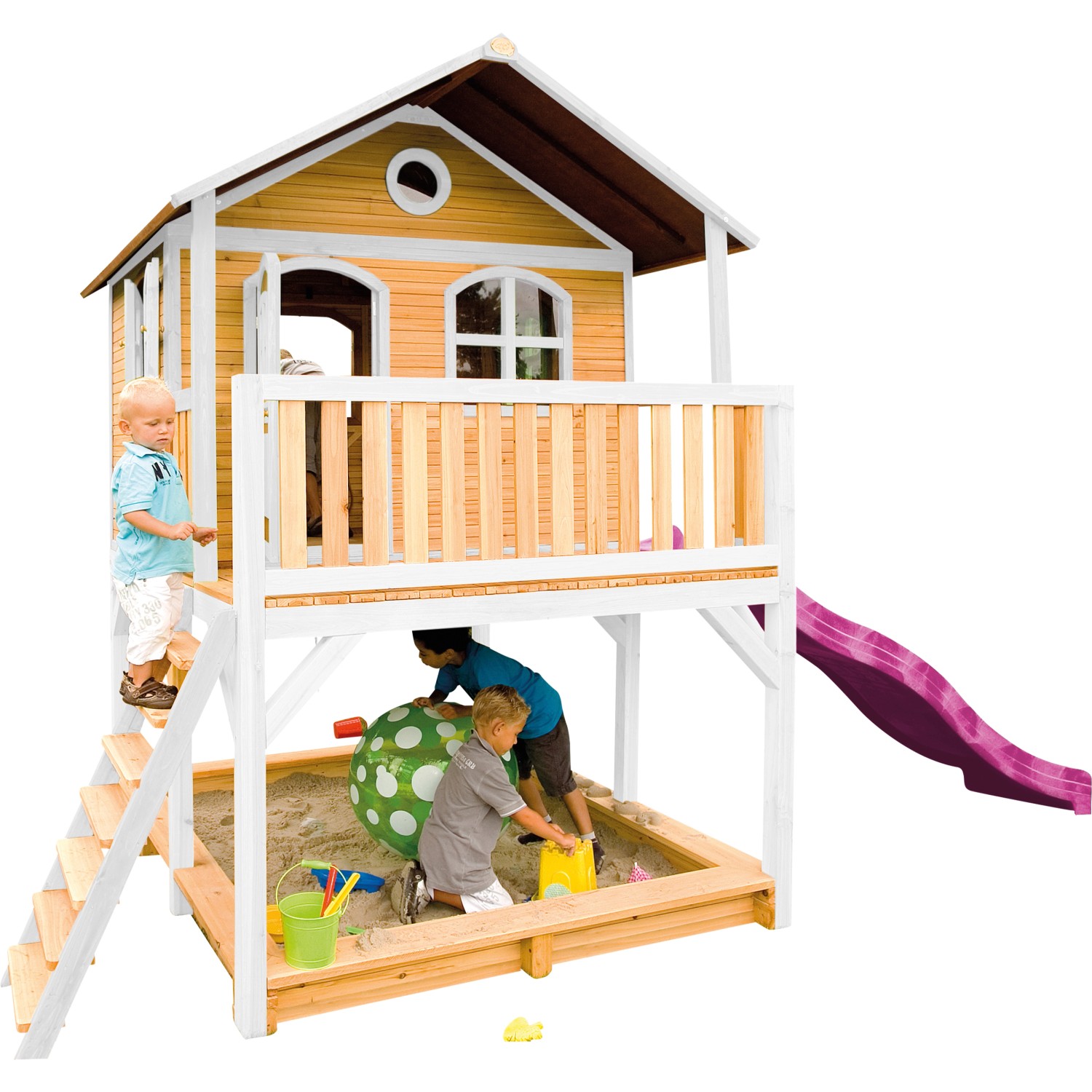 Axi Marc Spielhaus mit lila Rutsche, Sandkasten und Kindern beim Spielen.